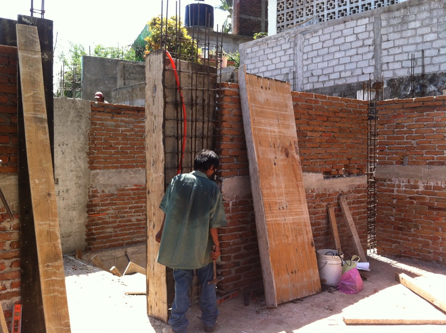 Vista de muros de concreto y muros de tabique