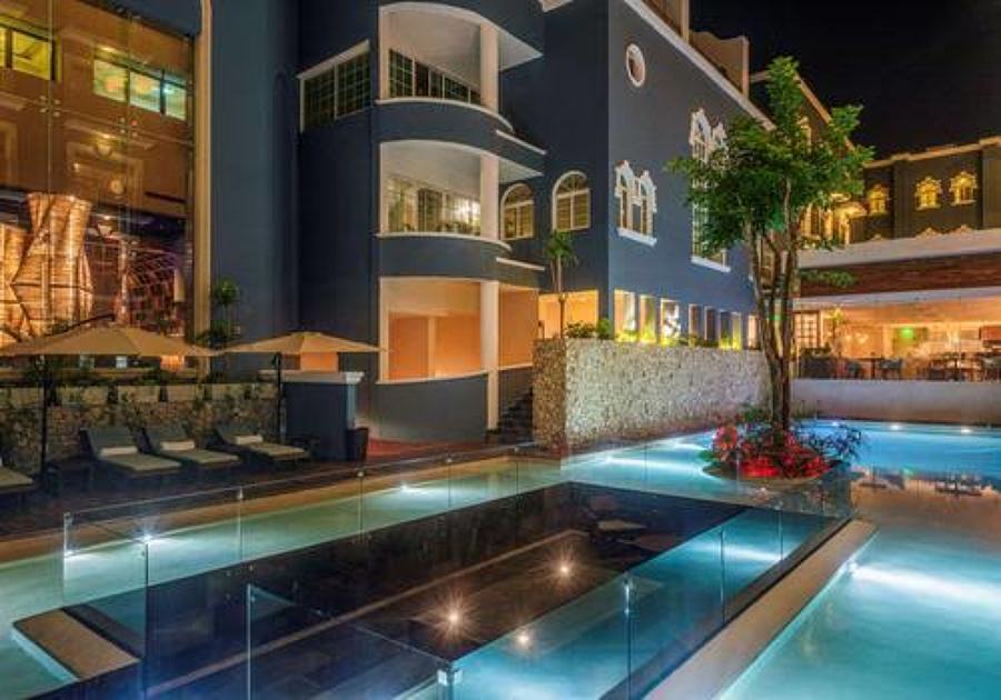 Vista de noche de espejo de agua