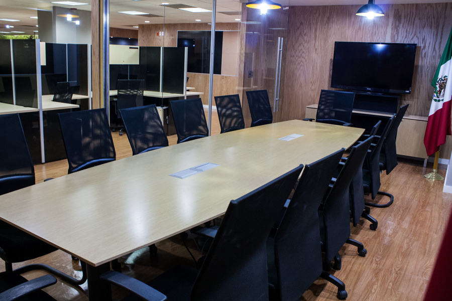 Vista de sala de juntas sin división.