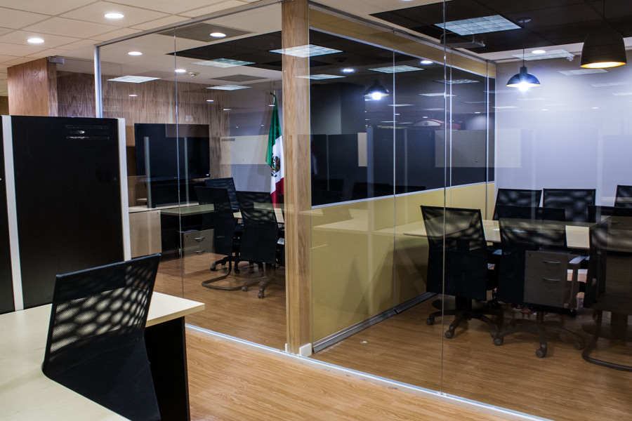 Vista de sala principal con capacidad de dividirse según las necesidades de la oficina.