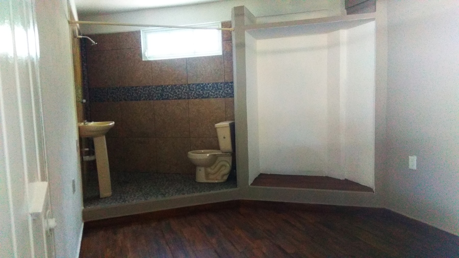 VISTA DESDE LA PUERTA HACIA EL FONDO DONDE ESTA EL BAÑO