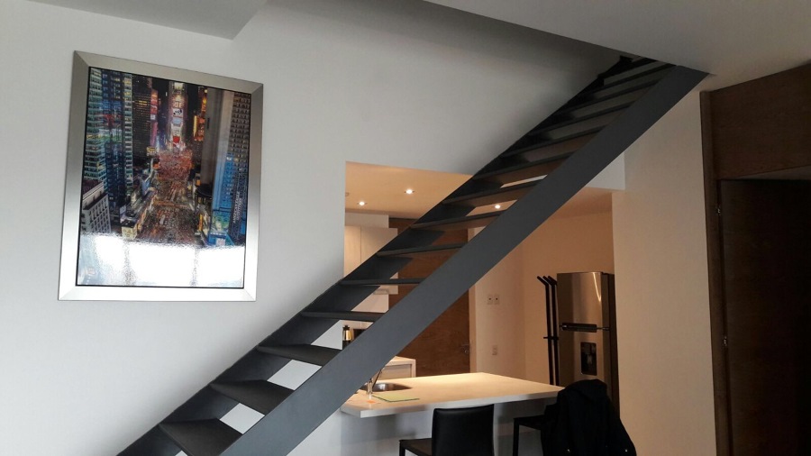 VISTA ESCALERA PREVIO A LA COLOCACION DE BARANDAL