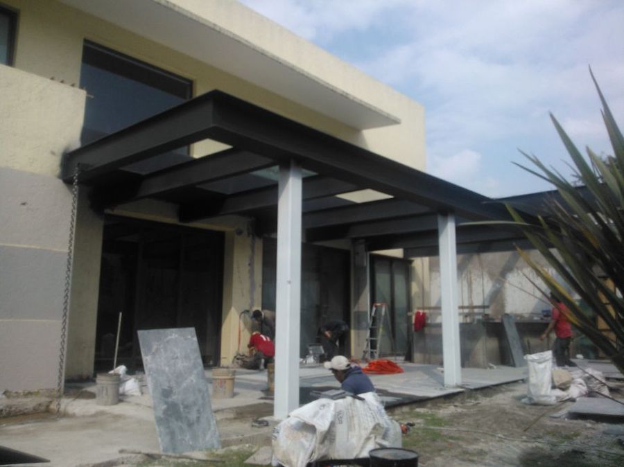 Vista frontal de pérgola