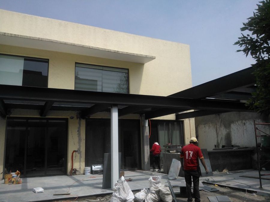 Vista frontal de pérgola