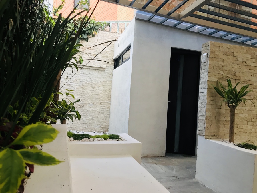 Vista interior área de baños  proyecto concluido