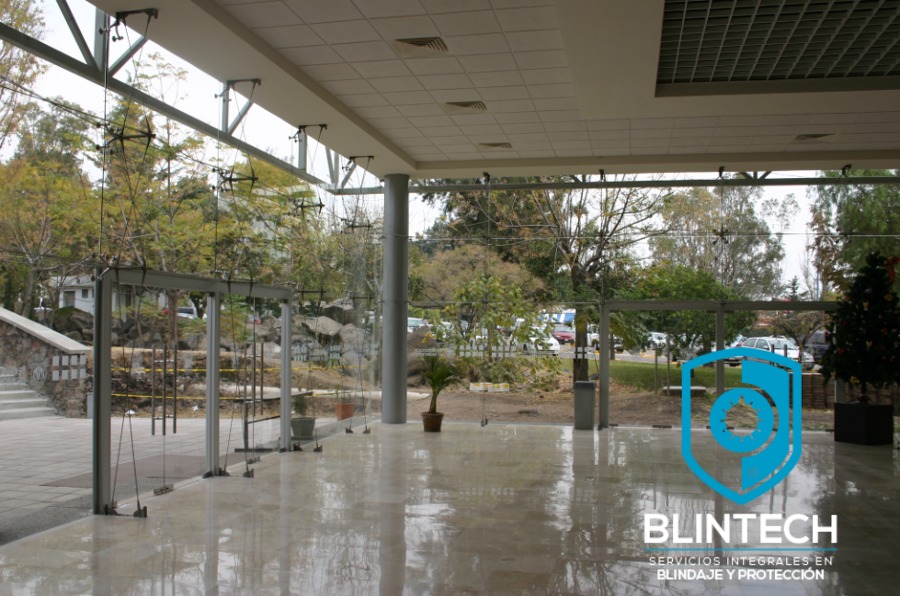 Vitrina de cristal templado para agencias de autos, oficinas minimalistas etc.