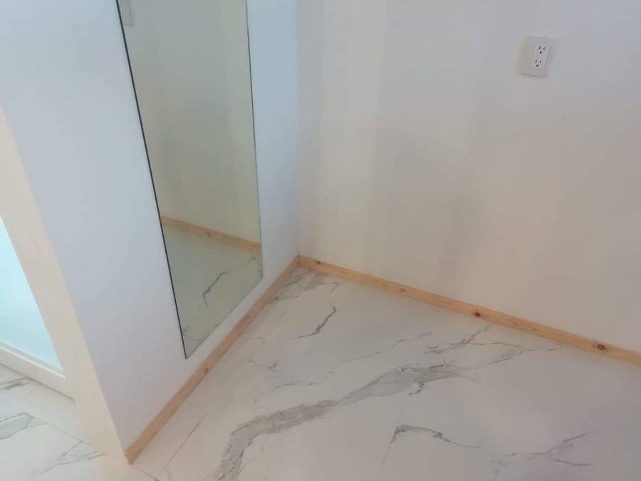 Vitropiso y zoclo de madera