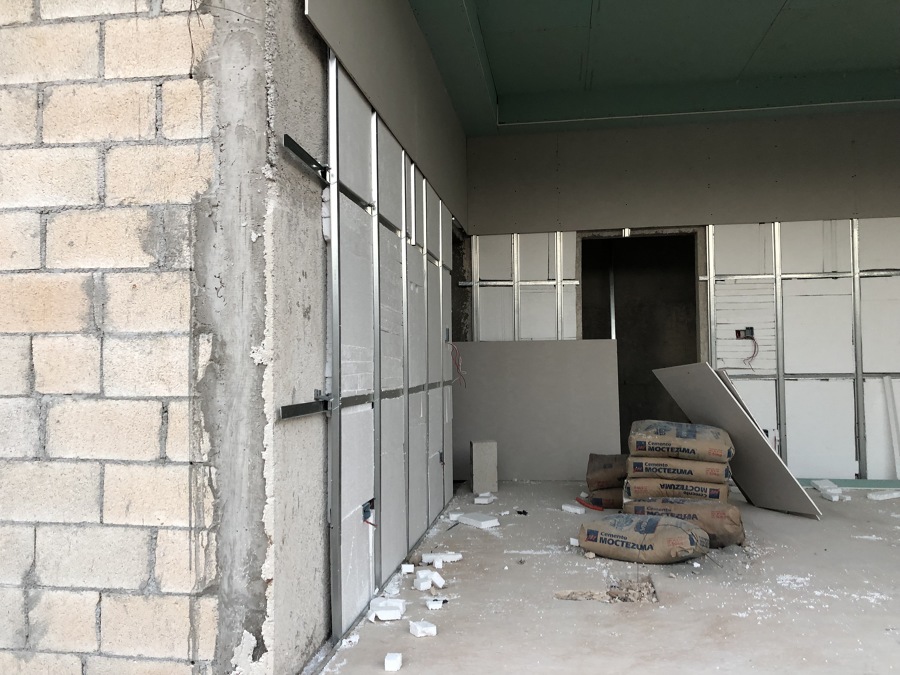 ya colocado en plafones terminando muros