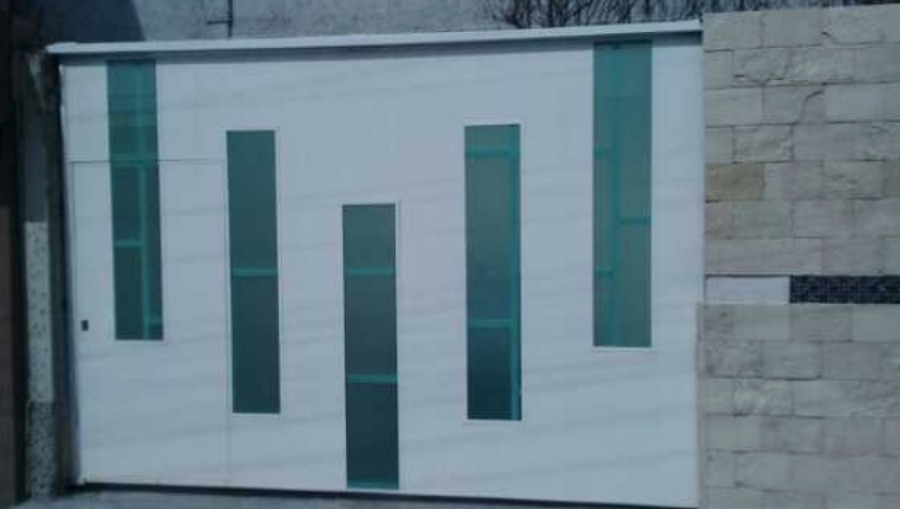 Zaguán de aluminio combinado con cristal.