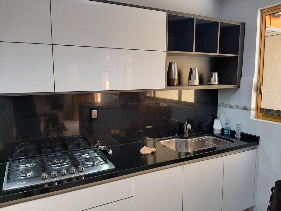 Zona de tarja y parrilla.