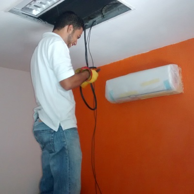 Colocacion de aire Acondicionado tipo minisplit Marca GREE 220v en oficinas comerciales de plaza progreso
