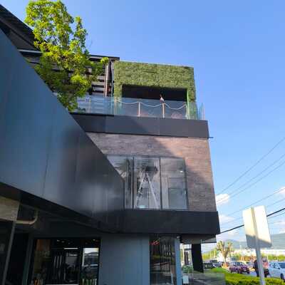 Instalación de paneles de aluminio Alucobond en altura