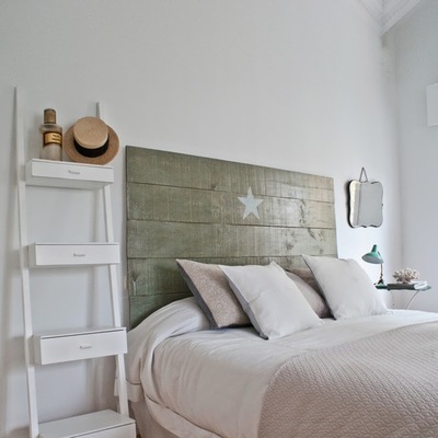 Cama con escalera y repisas