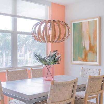 Comedor decorado con tonos salmón