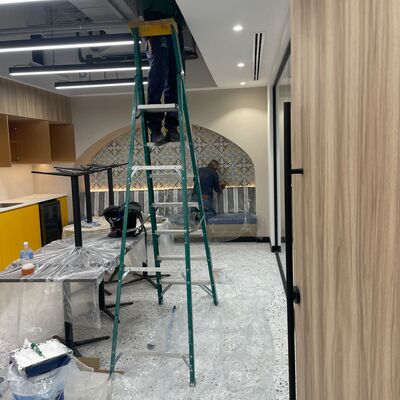 Proyecto integral de oficinas en CDMX: Tablaroca, plafones modernos y pintura.