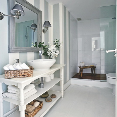 Baño con decoración a rayas en pared