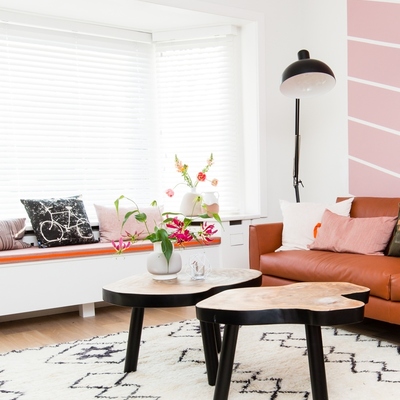 Sala con lámpara de pie y plantas