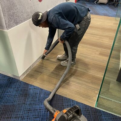 Mantenimiento de oficinas en CDMX: Tablaroca, plafones modernos y pintura.