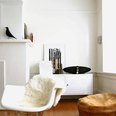 Sala con pared blanca