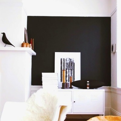 Sala con pared pintada en negro