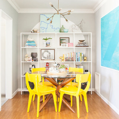 Sala remodelada con tonos amarillos y azules