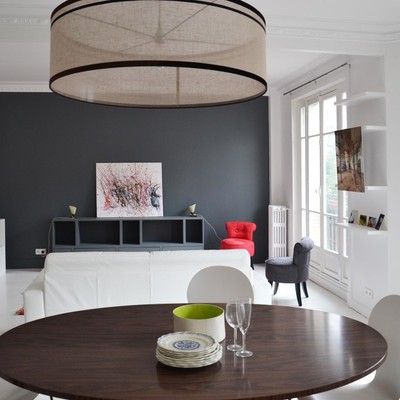 Sala luminosa decorada con tonos neutros