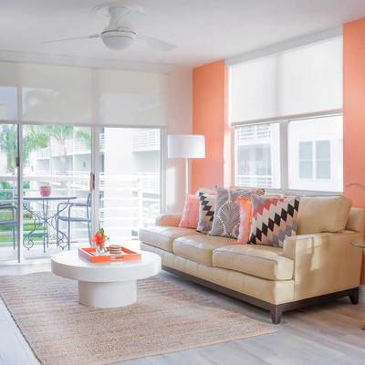 Sala remodelada y decorada en tonos salmón