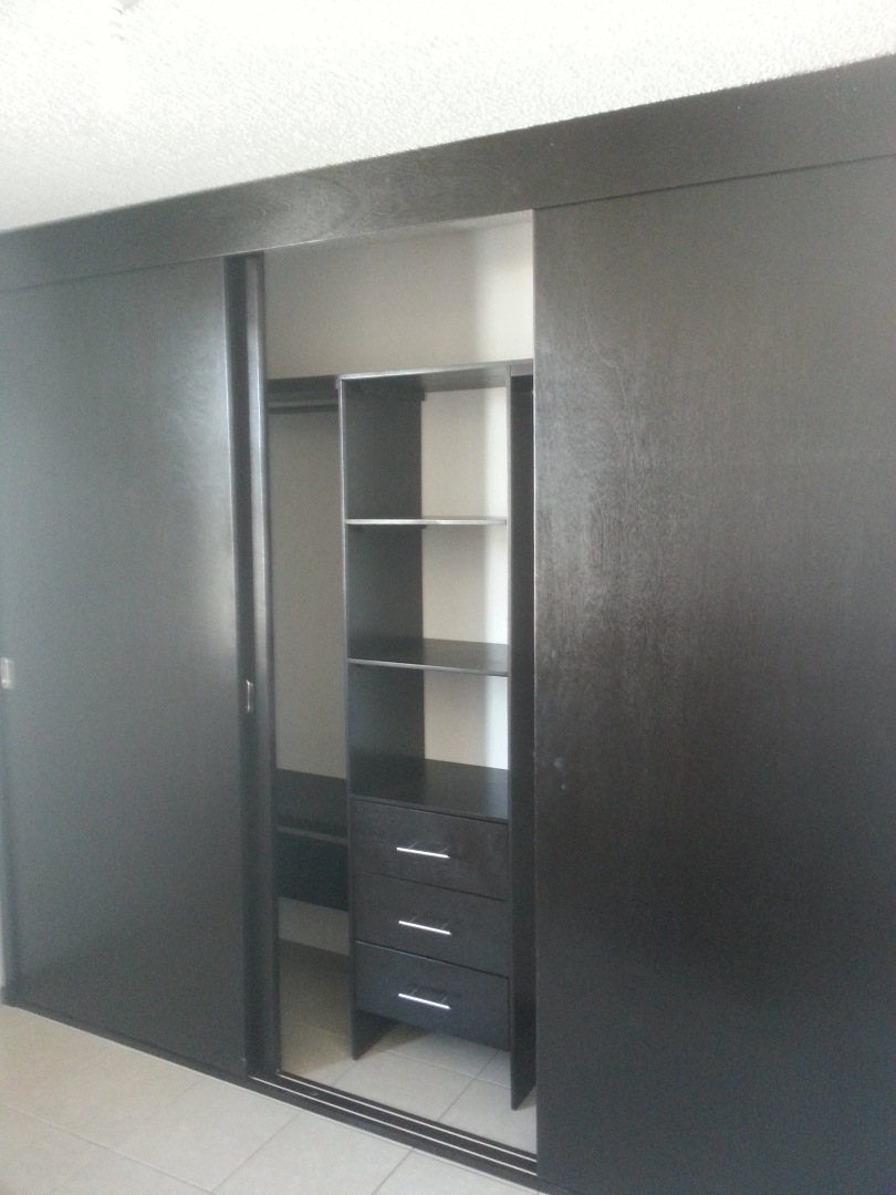 CLOSET CHOCOLATE PUERTAS CORREDIZAS
