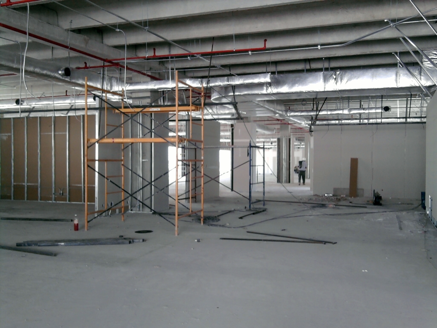 Instalación y fabricación de muros de tablaroca.