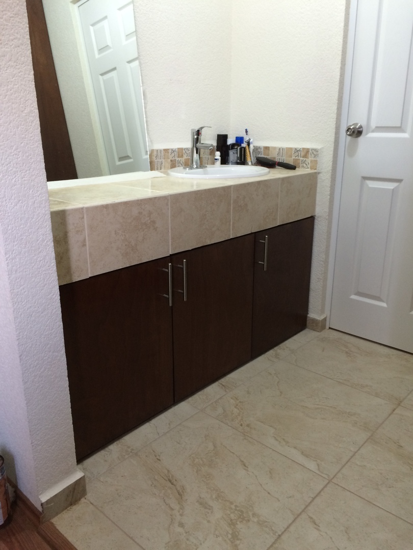 Puertas abatibles para abajo del lavabo del baño