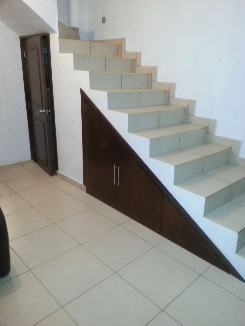 PUERTAS BAJO LA ESCALERA