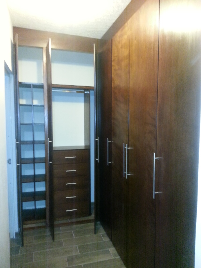 VESTIDOR CON PUERTAS Y CAJONERA