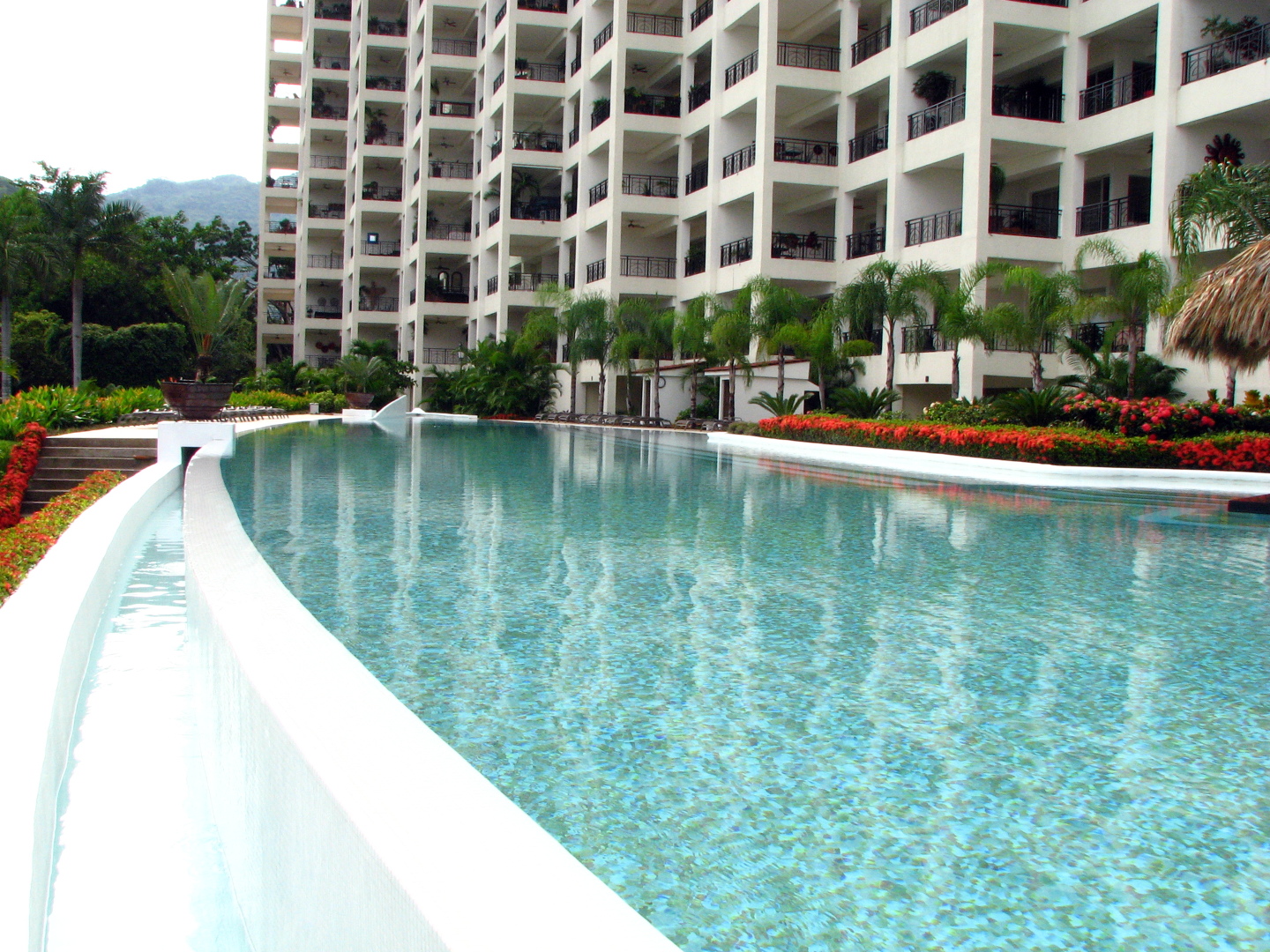 Vista Desde El Canal De Desborde Infinity