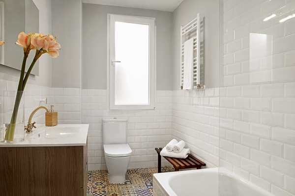 Foto: Baño Blanco con Paredes de Ladrillo #208592 - Habitissimo