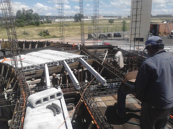 Foto: 18.-Colocación de Vigueta y Bovedilla de Hormigón en Losa de