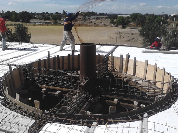 28.-Colocacion de mala en losa de azotea a base de vigueta y bovedilla de poliestireno.