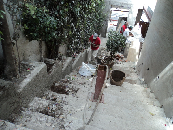 Acondicionado de jardineras en acceso principal