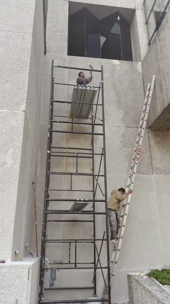 Andamio y escalera manteniendo el paso