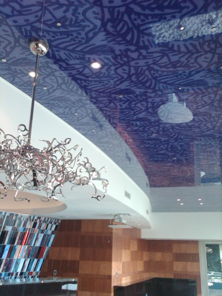 Aplicación de corte de  vinil colocado en vidrio de plafond
