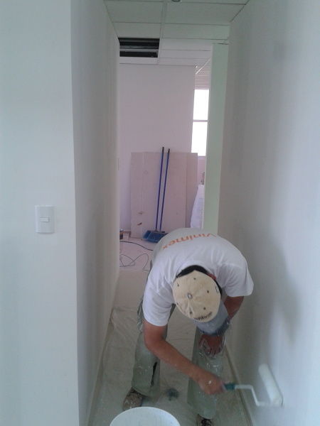 Aplicación de pintura en muros