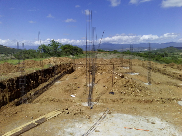 Armado y preparación de zapatas de cimentación en casa habitacion