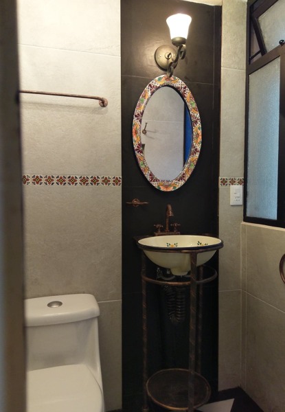 baño 2 después de remodelación. pared de lavamanos a desnivel para resaltar