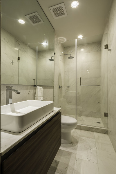 Cancel claro para baño