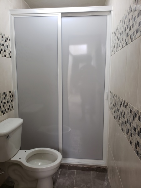 Cancel de baño con plástico blanco y perfil blanco