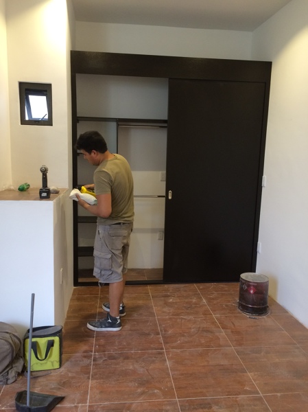 Carpintero dando últimos toques