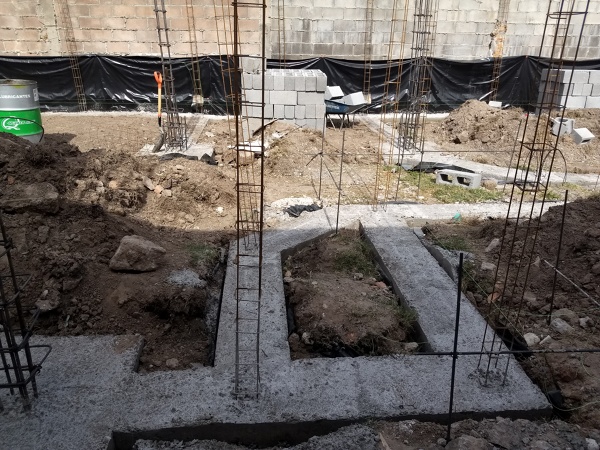 Cimentación a base de zapatas corridas y aisladas de concreto armado.