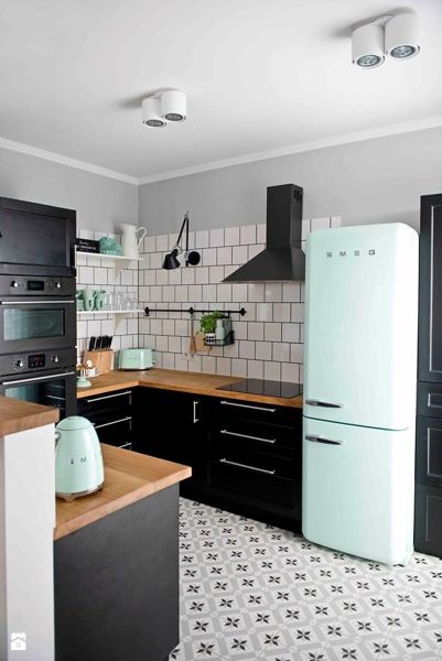 Foto: Cocina con Refrigerador Smeg Color Menta y Piso Hidráulico