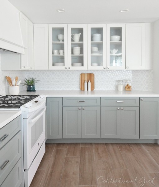 Foto: Cocina Remodelada con Muebles en dos Colores y Piso de Madera ... Foto: Cocina Remodelada con Muebles en dos Colores y Piso de Madera ...