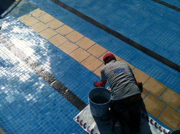 Colocación De Azulejo 5 X 5 cm En Piscina Semiolimpica