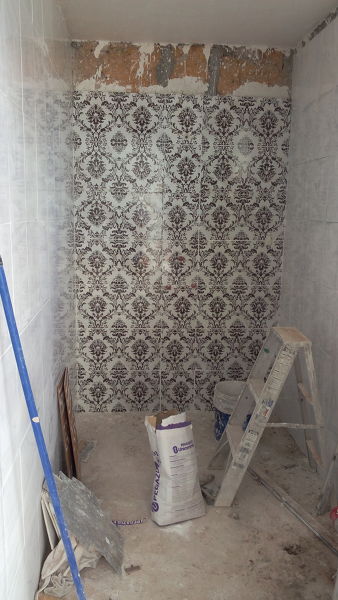 colocación de azulejo en baño